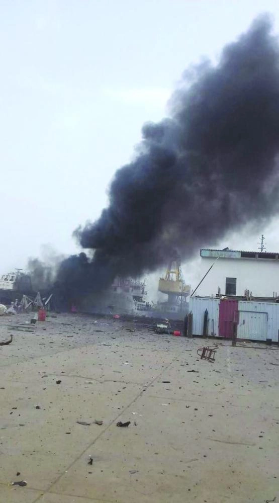 






آثار المعارك في ميناء الحديدة                              (اليمن الآن)