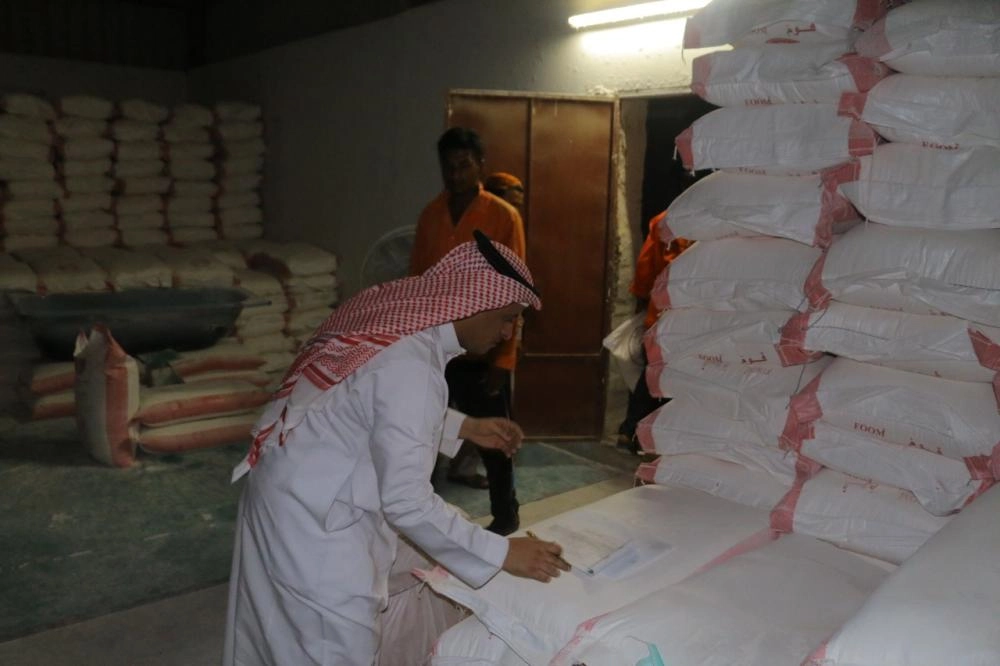 مراقب البلدية خلال مداهمة المستودع             (مكة)