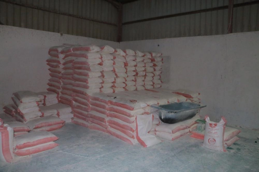 كميات كبيرة من الدقيق المغشوش التي ضبطت في المستودع      (مكة)