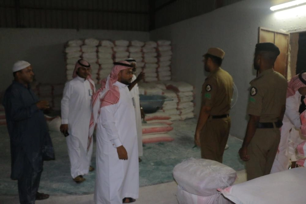 فرق التفتيش خلال مباشرتها الموقع             (مكة)