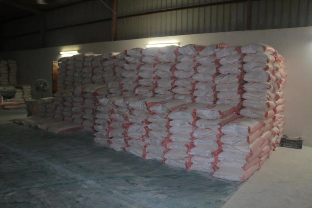 كميات كبيرة من الدقيق المغشوش التي ضبطت في المستودع      (مكة) 