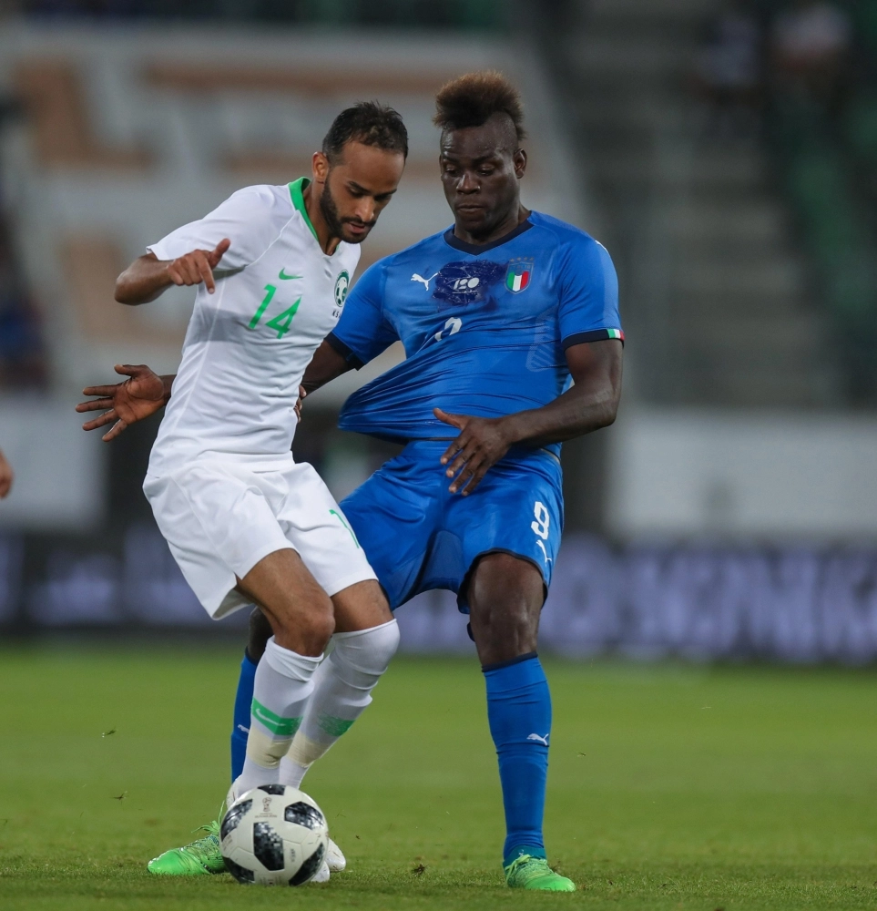 بالوتيلي محاولا أخذ الكرة من عبدالله عطيف (د ب أ)