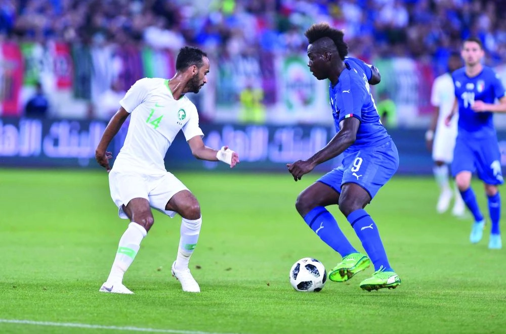 






بالوتيلي في محاولة تخطي عبدالله عطيف                           (د ب أ)