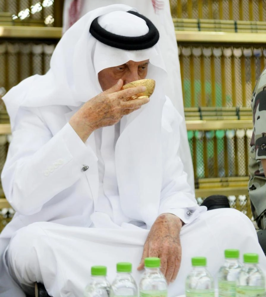 






.. ويتناول ماء زمزم                         (واس)