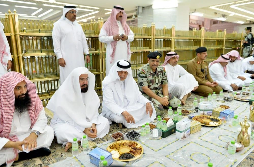 






خالد الفيصل لدى مشاركته رجال الأمن الإفطار بالحرم المكي أمس