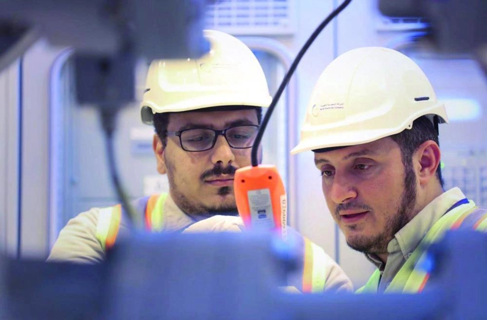 






فنيان أثناء التأكد من عدادات كهرباء في وقت سابق                         (مكة)