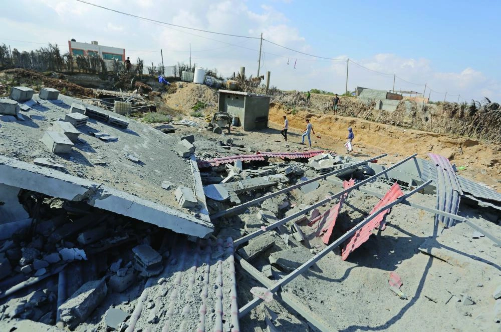 Palestinians inspect the site targeted by an Israeli air strike, in Khan Yunis, Southern Gaza strip, 30 May 2018. The Israeli Defense Forces said it launched more than 35 airstrikes targeting the militant groups Hamas and Islamic Jihad, after approximately 70 rockets and mortars were fired toward Israeli territory Tuesday morning. Photo: Ashraf Amra/APA Images via ZUMA Wire/dpa