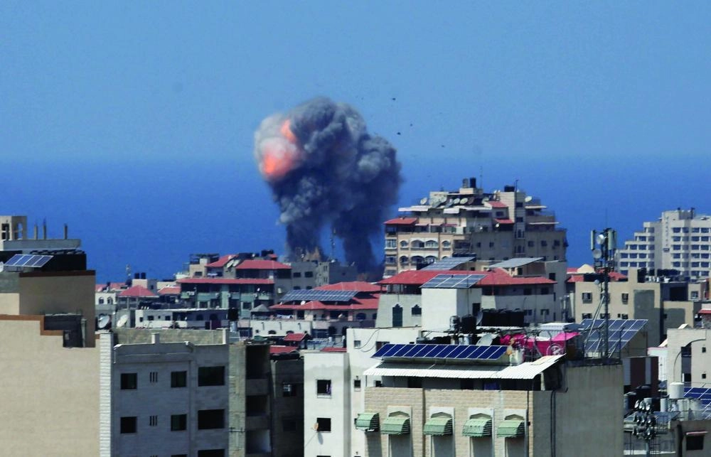 A smoke and fire rise following an Israeli airstrike on Palestinian positions in Gaza City, Gaza Strip, 29 May 2018 Photo: Ashraf Amra/APA Images via ZUMA Wire/dpa