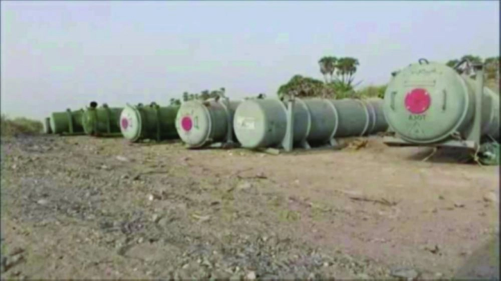 






محمد آل جابر خلال جولته في مأرب                                                                                               الصواريخ والأسلحة المصادرة                                                       (تويتر)