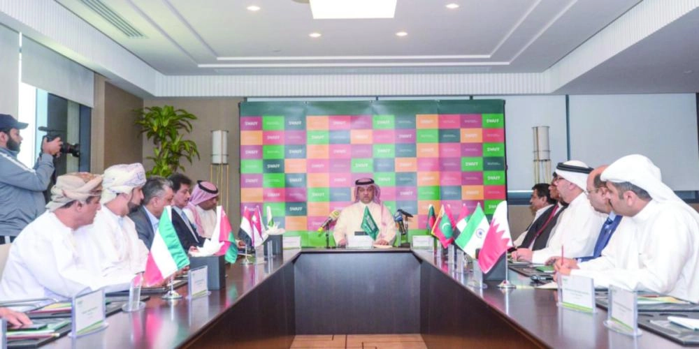 عزت خلال ترؤسه الاجتماع (هيئة الرياضة)