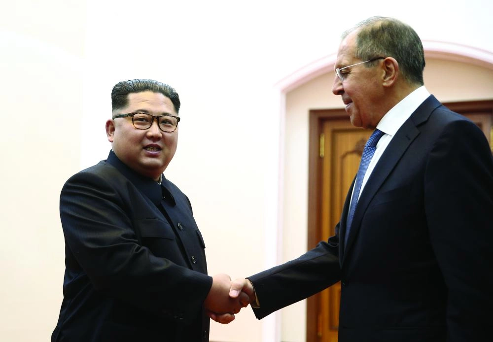 dpatop - Handout - Russian Foreign Minister Sergei Lavrov (R) welcomed by North Korean Leader Kim Jong-UN ahead of their meeting in Pyongyang, North Korea, 31 May 2018. HANDOUT EDITORIAL USE ONLY/NO SALES Photo: ---/Russian Foreign Ministry/dpa