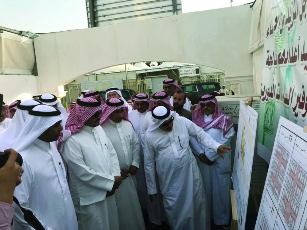 






بنتنيطلع على أسرة الدورين في إحدى الخيم                        (مكة)