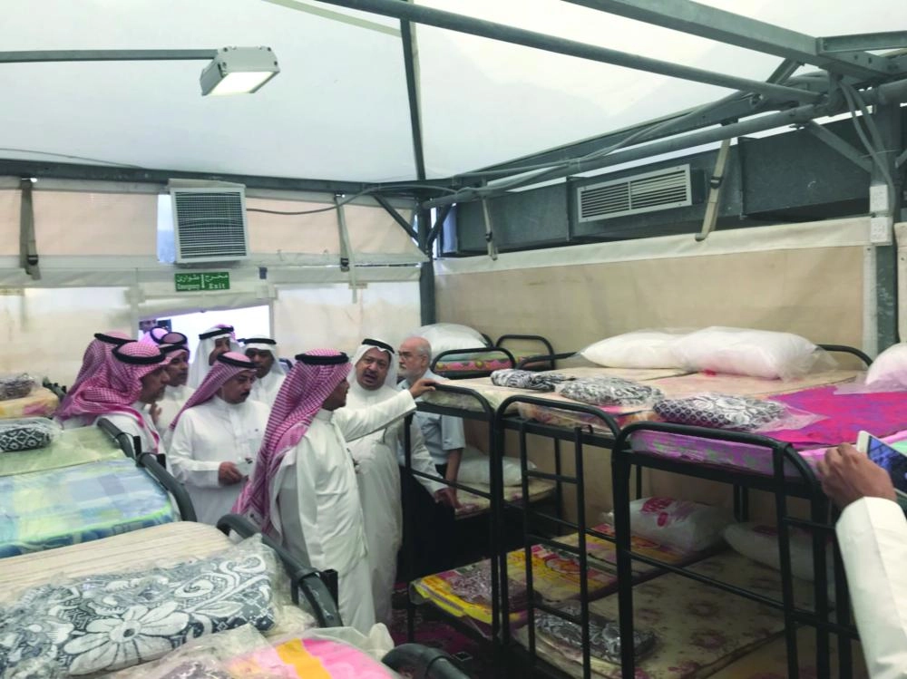 .. ويطلع على أسرة الدورين في إحدى الخيم (مكة)