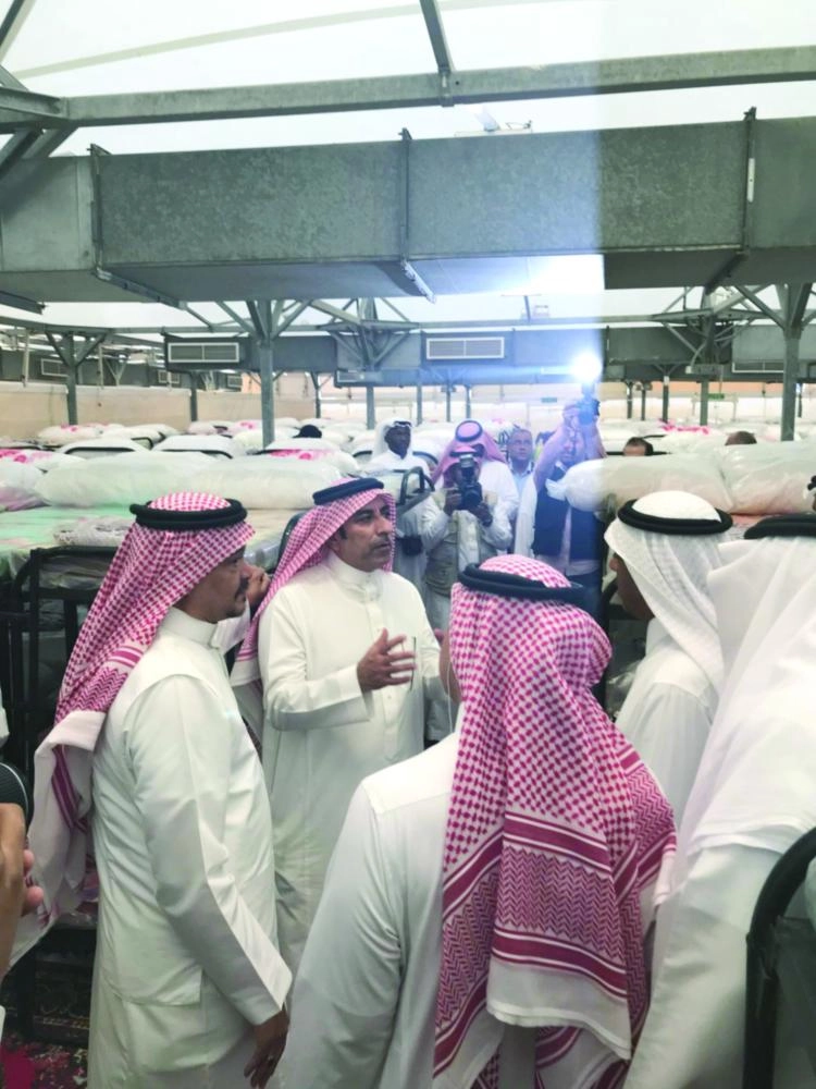 .. ويطلع على أسرة الدورين في إحدى الخيم (مكة)