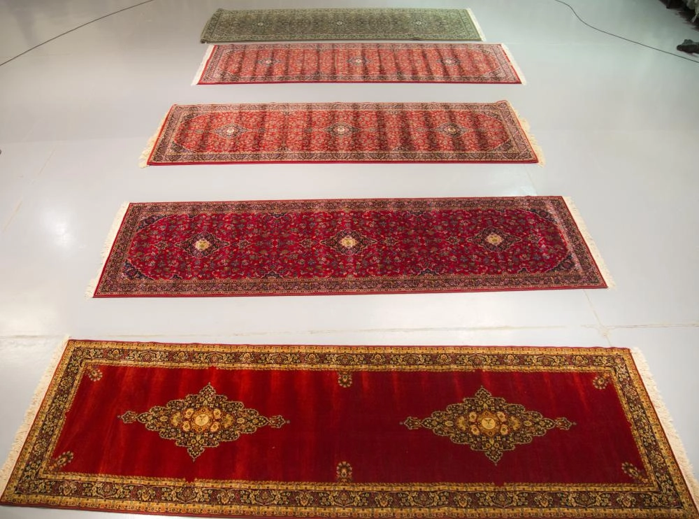 سجادات الحرم مرتبة حسب تاريخ وبلد الصنع البلجيكي أولا، ثم الألماني، ثم اللبناني، والأخيرين سعوديين