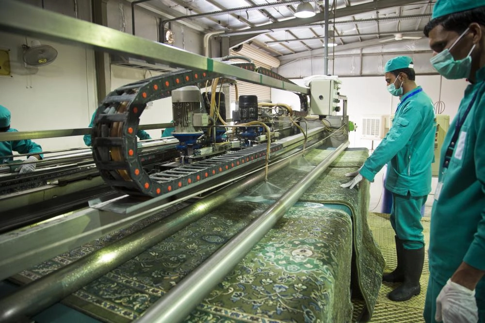 المرحلة الثانية غسيل السجاد بالماء