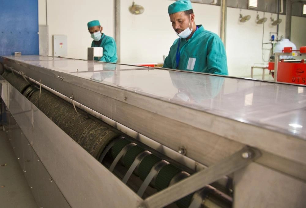 المرحلة الأولى نفض وإزالة الغبار قبل عملية الغسيل