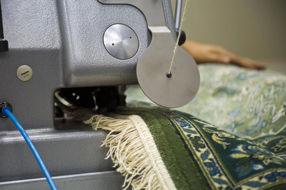 ماكينة تغيير الشراشيب البيضاء على جوانب السجاد