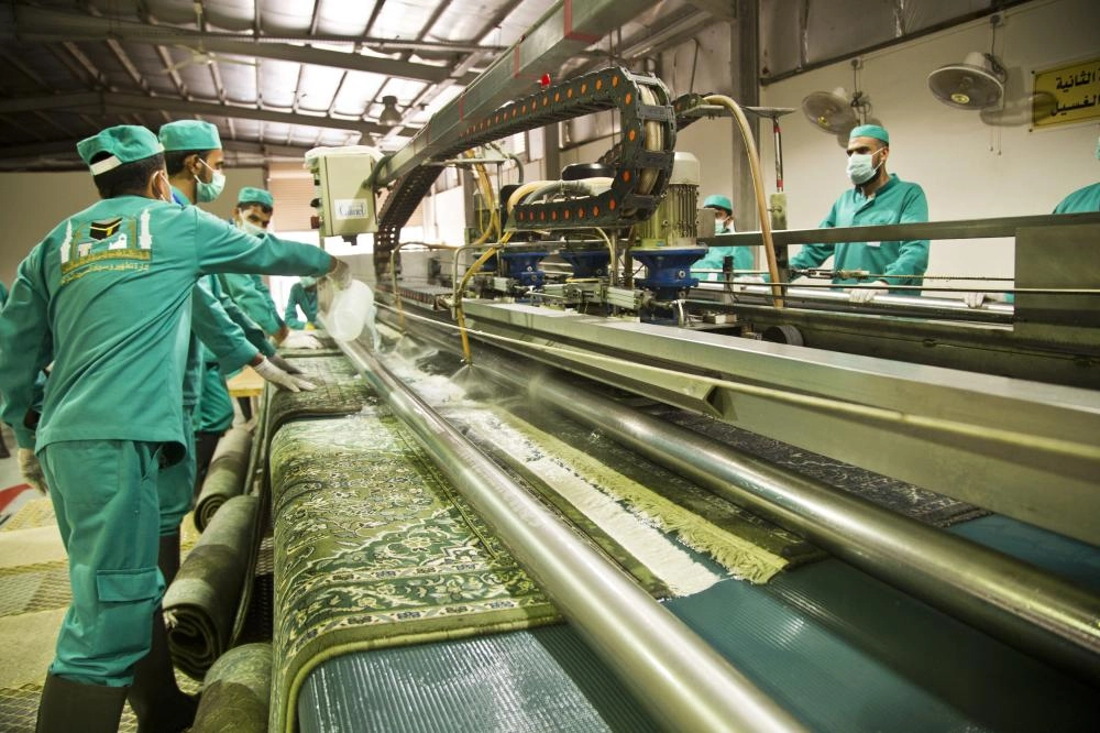 المرحلة الثانية غسيل السجاد بالماء