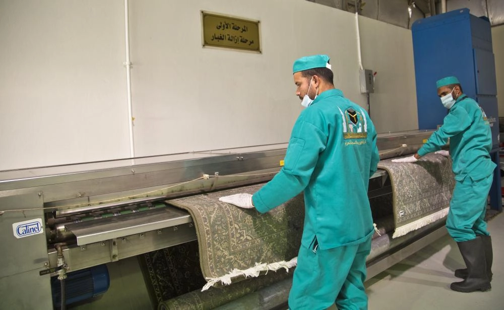 المرحلة الأولى نفض وإزالة الغبار قبل عملية الغسيل