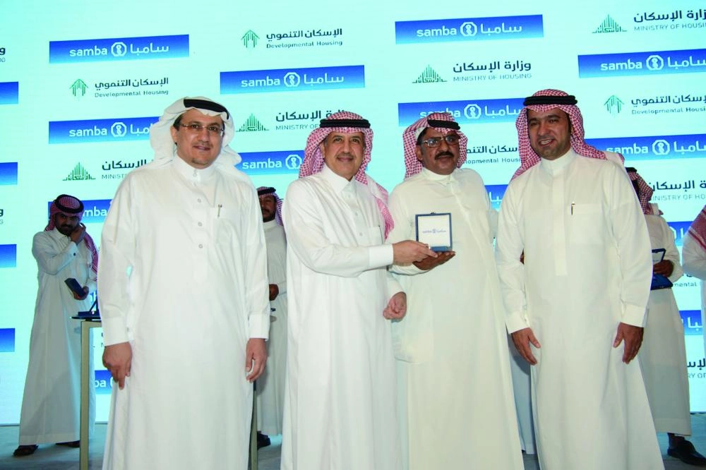 






مواطن يستلم مفتاح فلته بحضور وزير الإسكان ومحافظ ساما                   (مكة)