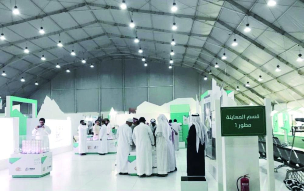 مستفيدون يطلعون على تفاصيل الوحدات  (واس)