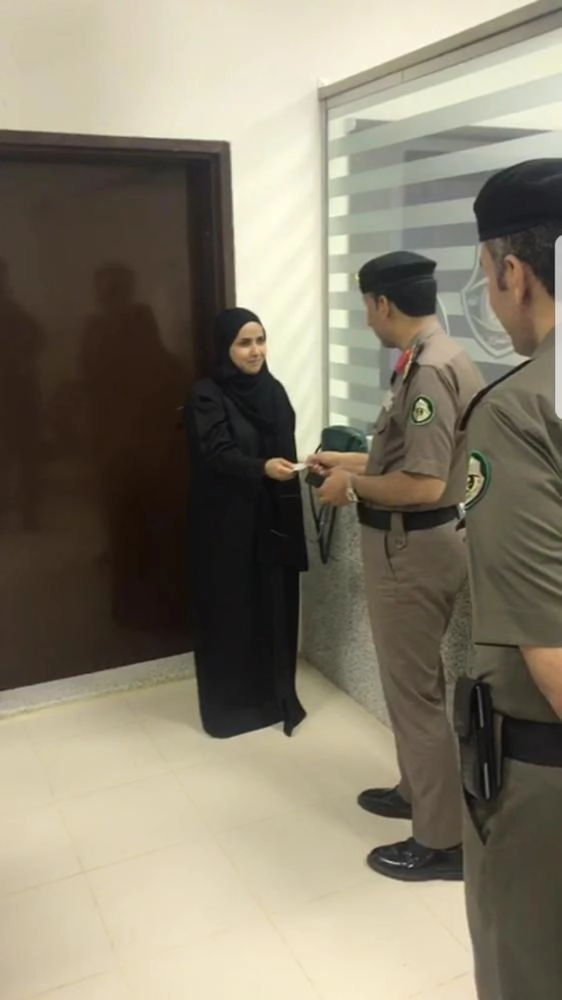 






سيدة سعودية تتسلم رخصة القيادة                                   (مكة)