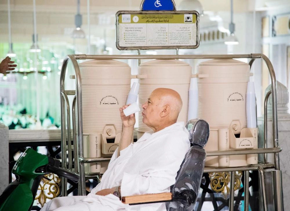 مسن يشرب ماء زمزم بالمسجد الحرام (مكة)