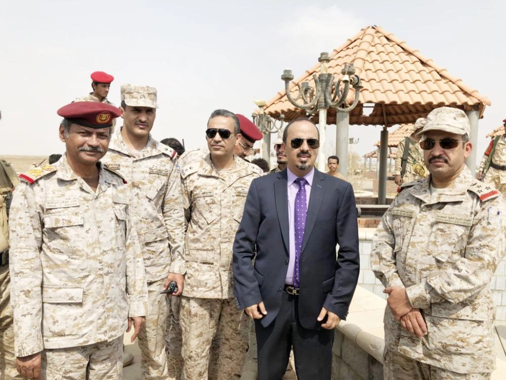 






وزير الإعلام مع أفراد من القوات السعودية في ميدي                           (معمر الإرياني)