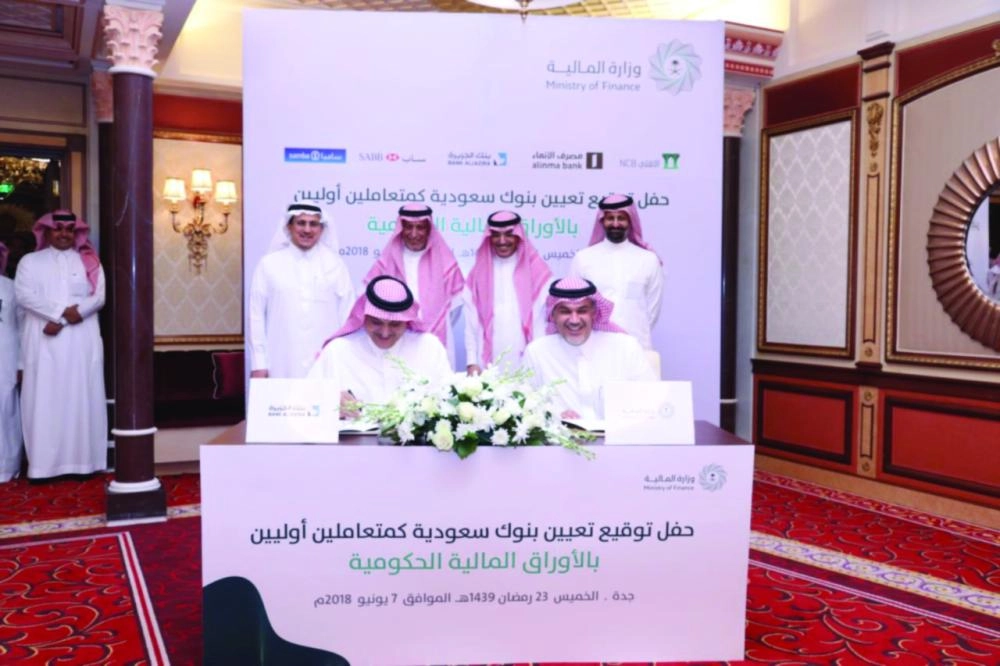 أثناء توقيع إحدى الاتفاقيات