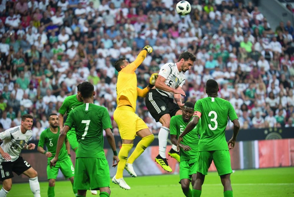 






عبدالله المعيوف يبعد هجمة ألمانية                                                                          (د ب أ)