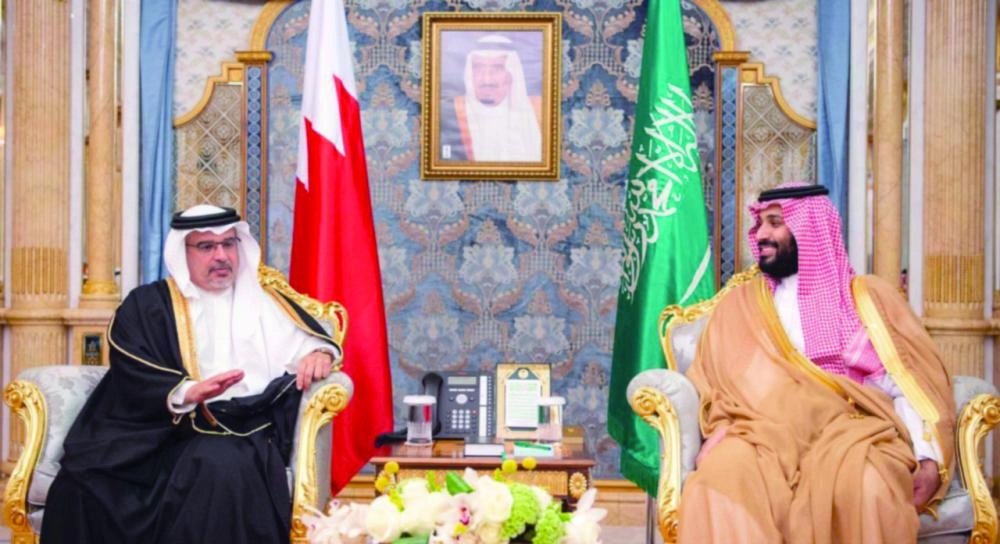 






الأمير محمد بن سلمان مستقبلا الأمير سلمان بن حمد آل خليفة في جدة أمس الأول                                                                                                      (واس)
