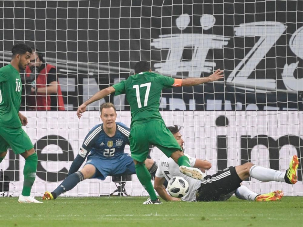 لحظة تسجيل الأخضر هدفه الوحيد بالمبارا ة (د ب أ)