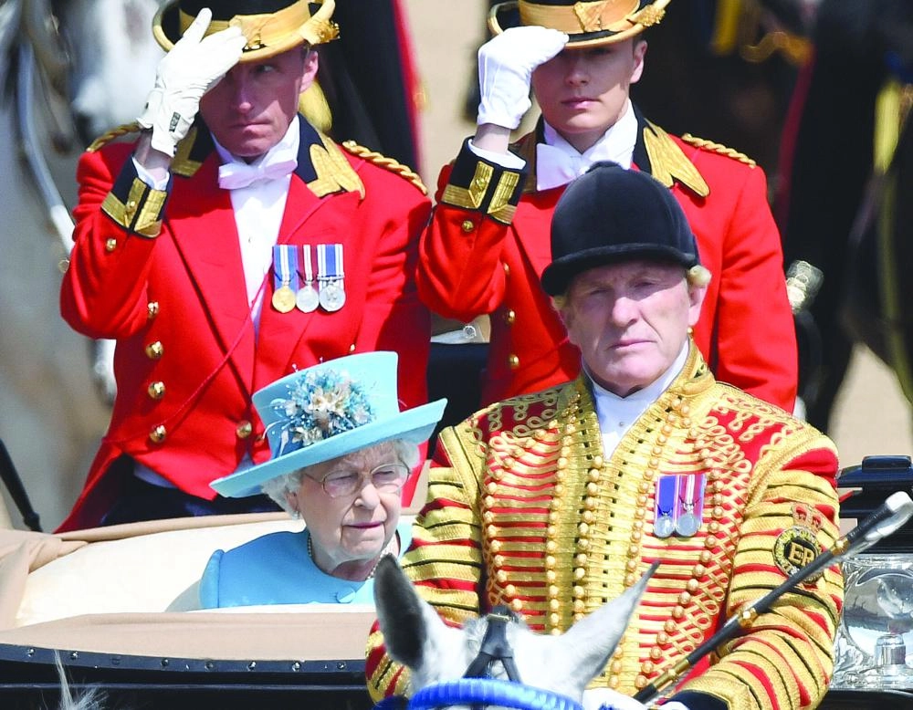 الملكة إليزابيث داخل عربة تجرها الخيول ضمن مراسم الاحتفال (د ب أ)