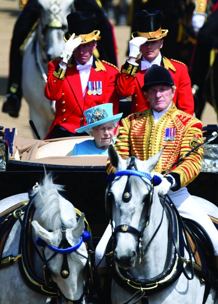 






الملكة إليزابيث داخل عربة تجرها الخيول ضمن مراسم الاحتفال