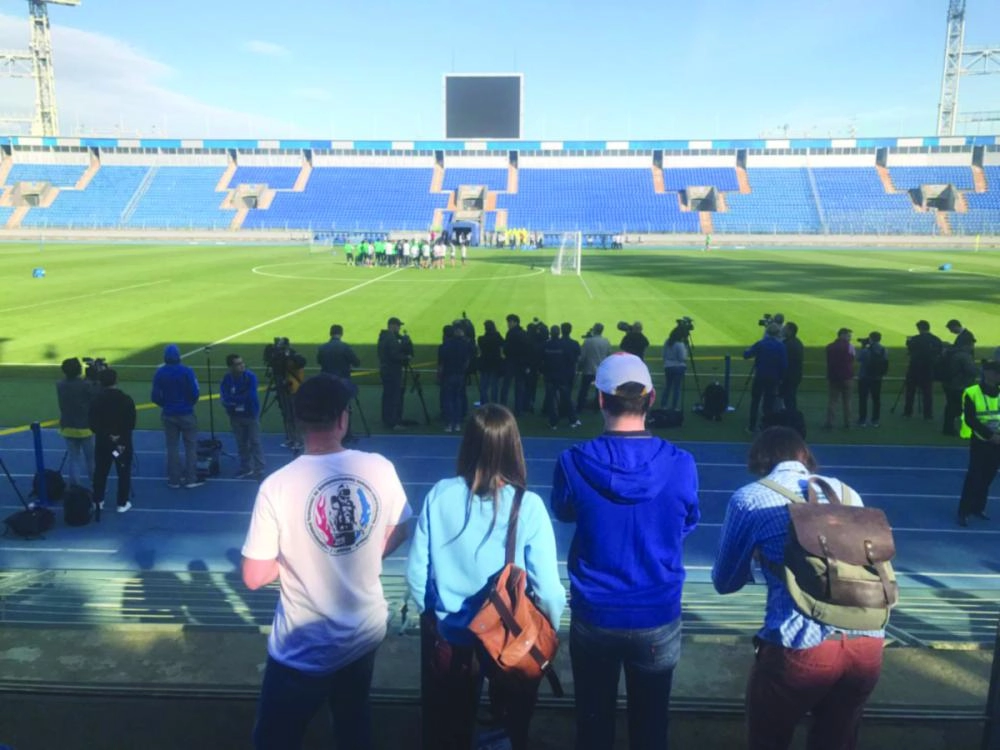 وسائل الإعلام تتابع الأخضر أمس (تويتر)