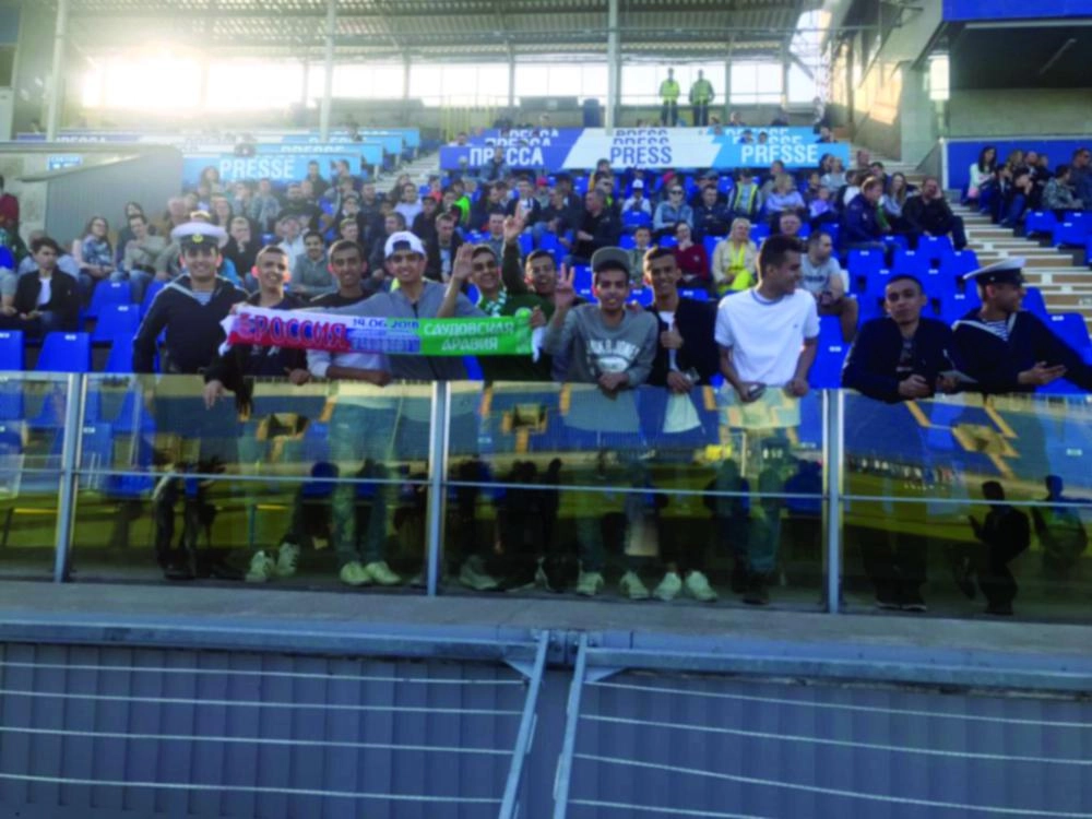 طلاب سعوديون ساندوا اللاعبين أمس 