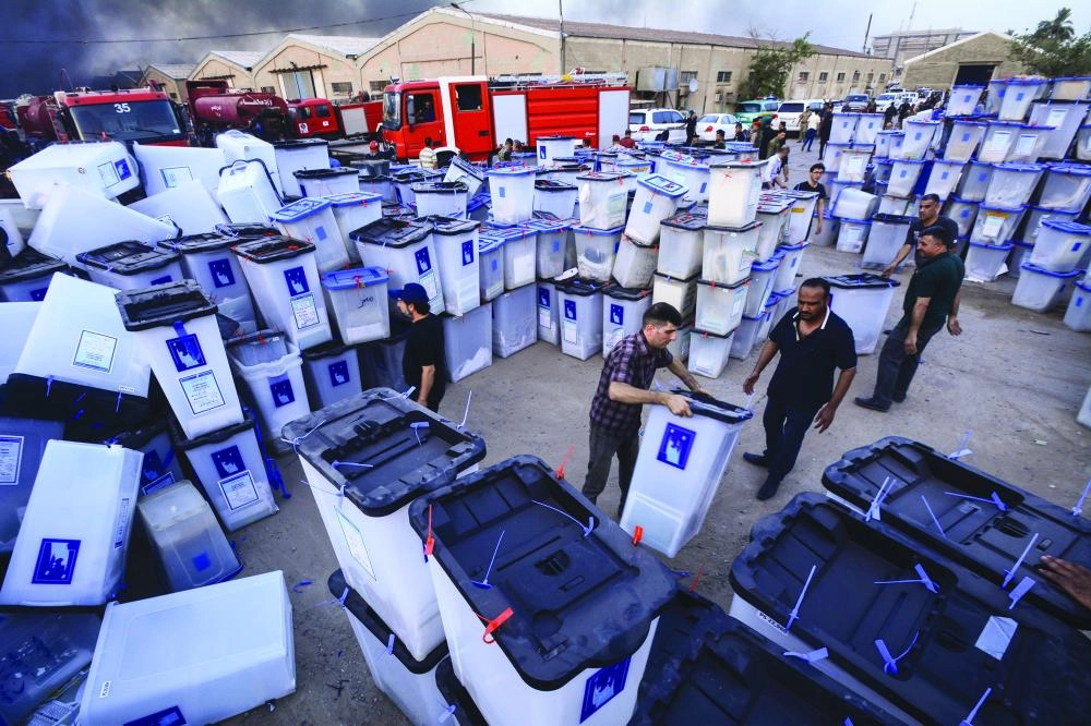 






محاولات السلطات العراقية إنقاذ صناديق الاقتراع                                                (د ب أ)