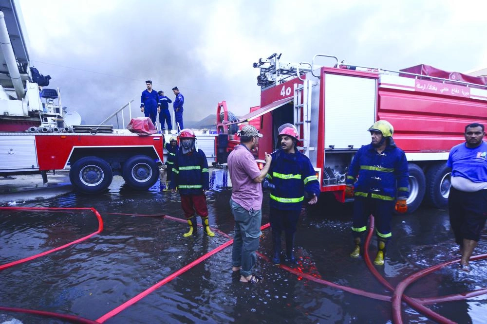 Fire fighters work at the scene where a fire broke out at Baghdad's largest ballot boxes warehouse in Baghdad, Iraq, 10 June 2018. Iraq's parliament voted on Wednesday in favor of a manual ballot recount amid fraud allegations. Photo: Ameer Al Mohammedaw/dpa