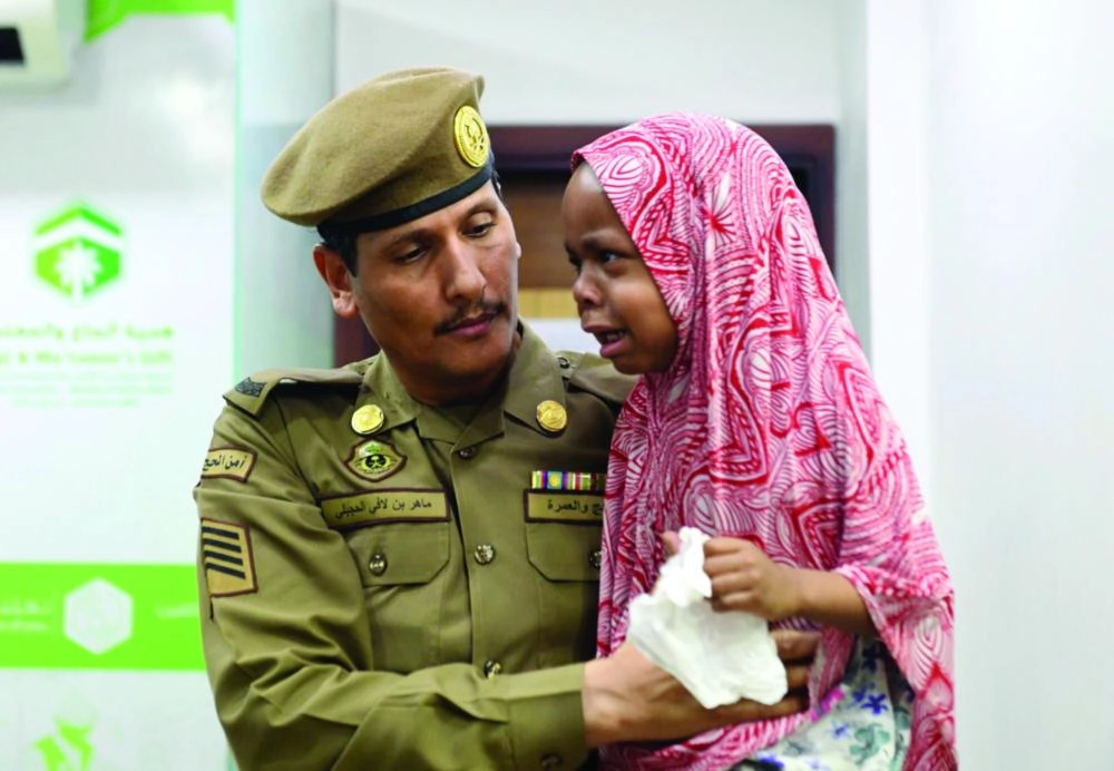 






رجل أمن يحمل طفلة تائهة