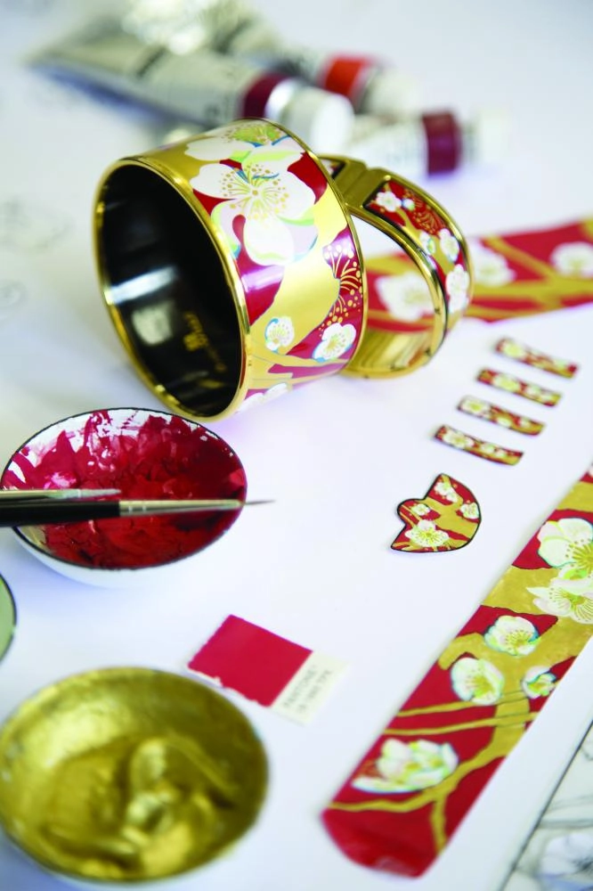 إحدى القطع المستوحاة من لوحة أزهار اللوز باللون الأحمر الهادئ