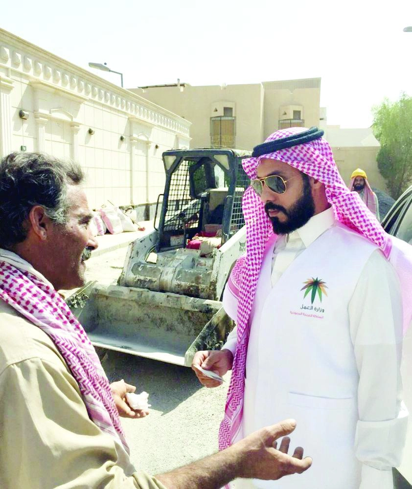 






مفتش العمل أثناء ضبط أحد العمالة يعمل تحت الشمس                                                                (مكة)