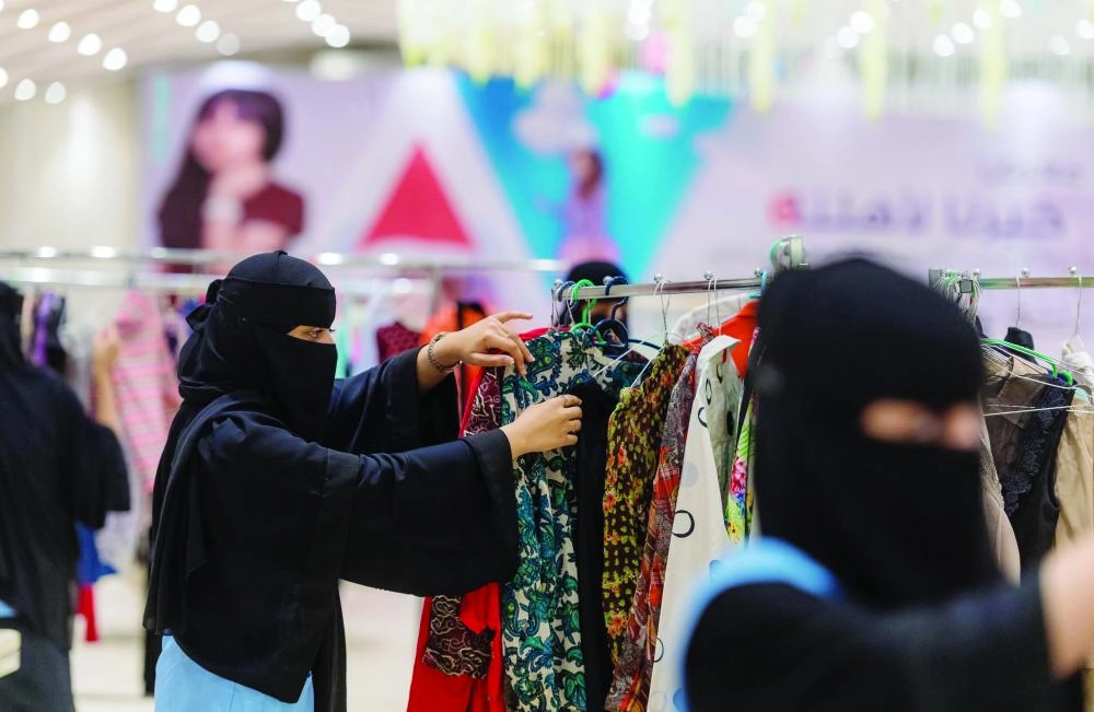 






فريق سخاء التطوعي خلال توزيع كسوة العيد                                                                       (واس)