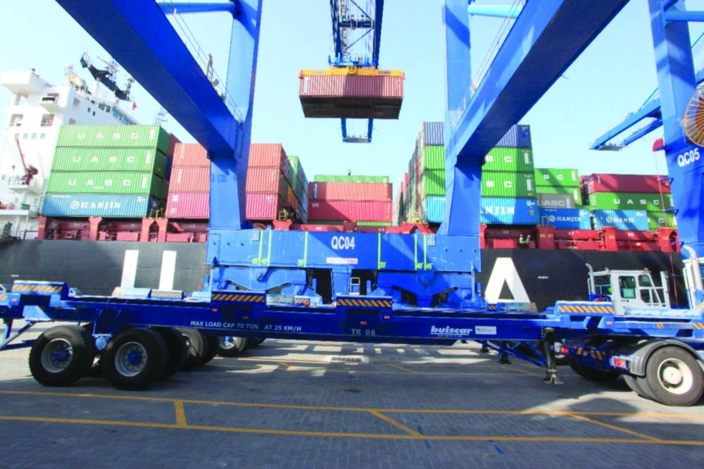 






أثناء تفريغ إحدى الناقلات