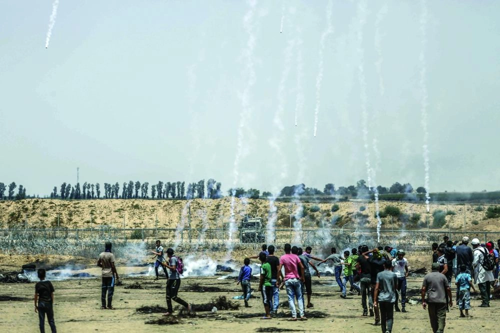 






قذائف إسرائيلية على المتظاهرين العزل في قطاع غزة                                                                     (د ب أ)