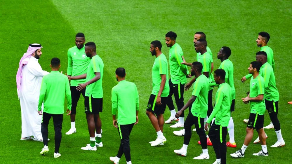 






آل الشيخ يتحدث مع اللاعبين أمس                                                                                                (موقع الفيفا)