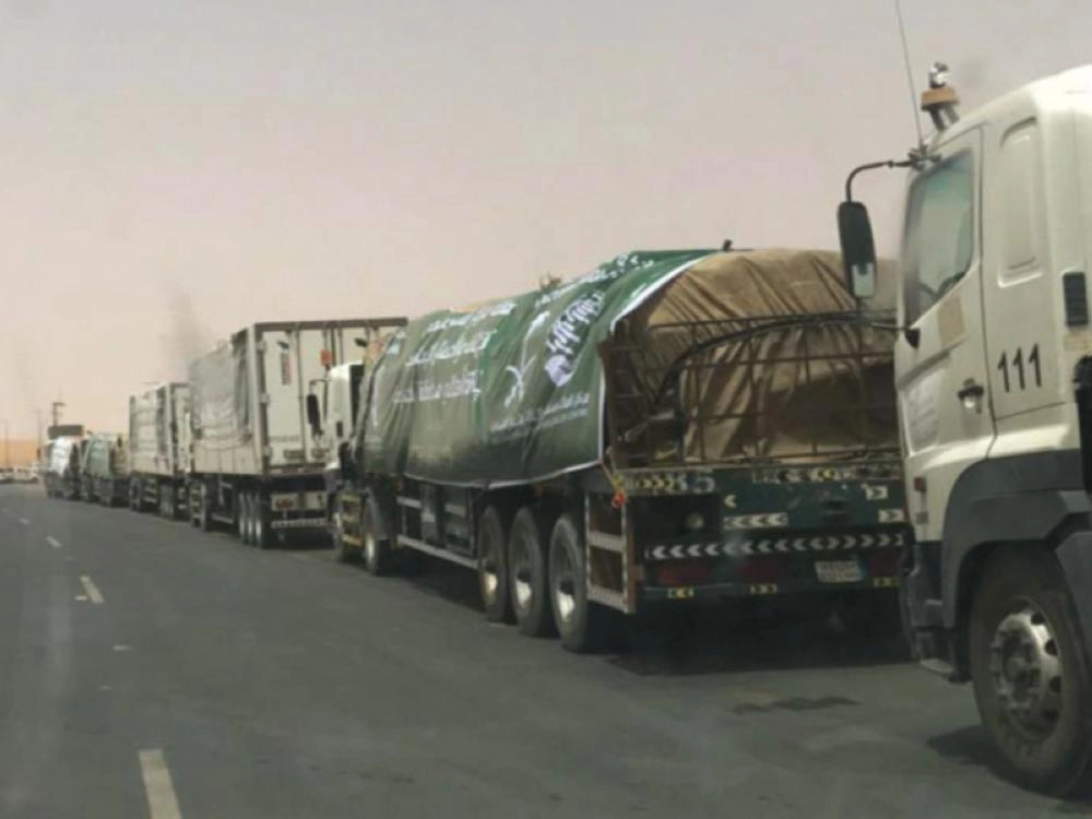 الشاحنات لدى عبورها المنفذ (واس)