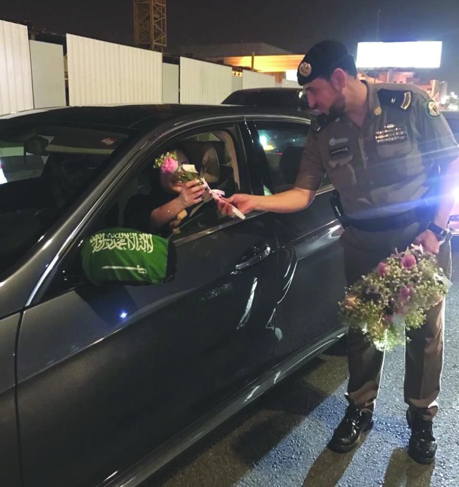 






ضابط يقدم الورد لقائدة مركبة                  (مكة)