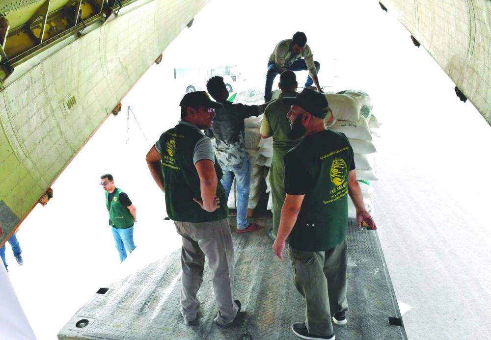 






 تفريغ الطائرة من المواد الإغاثية