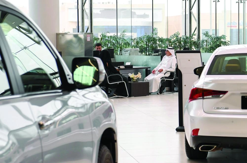 






إحدى السيدات خلال وجودها في وكالة للسيارات                                            (واس)